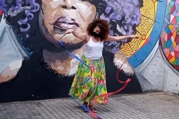 Maíra Rodrigues dança diante de mural de Elza Soares