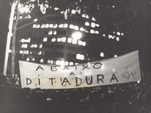 Faixa de manifestação contra a Ditadura Militar