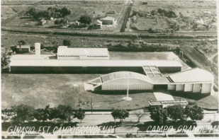 imagem antiga e em preto e branco que mostra o ginásio de Campo Grande visto de cima. 