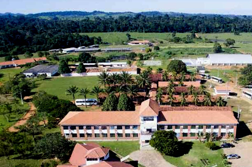 Fotografia aérea do Instituto Federal de Educação, Ciência e Tecnologia de Rondônia. Na imagem, vemos um longo cercamento de área verde, com a construção do edifício composta de duas grandes alas, com janelas em toda a sua extensão. 