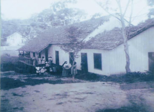 Fotografia antiga da casa que abrigou o Instituto Cultural Organológico Santa Terezinha. Na imagem aparecem estudantes vestidas de branco e freiras religiosas. 