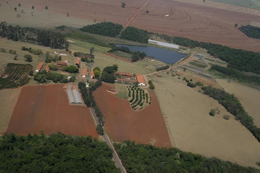 A imagem mostra a vista aérea do ETEC Orlando Quagliato. Aparecem propriedades rurais que contornam o campus da instituição. 